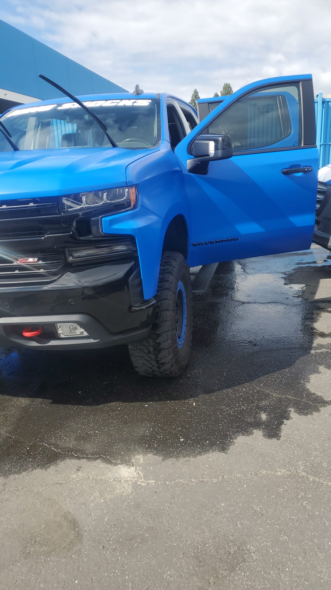 Chevrolet Silverado azul detallada